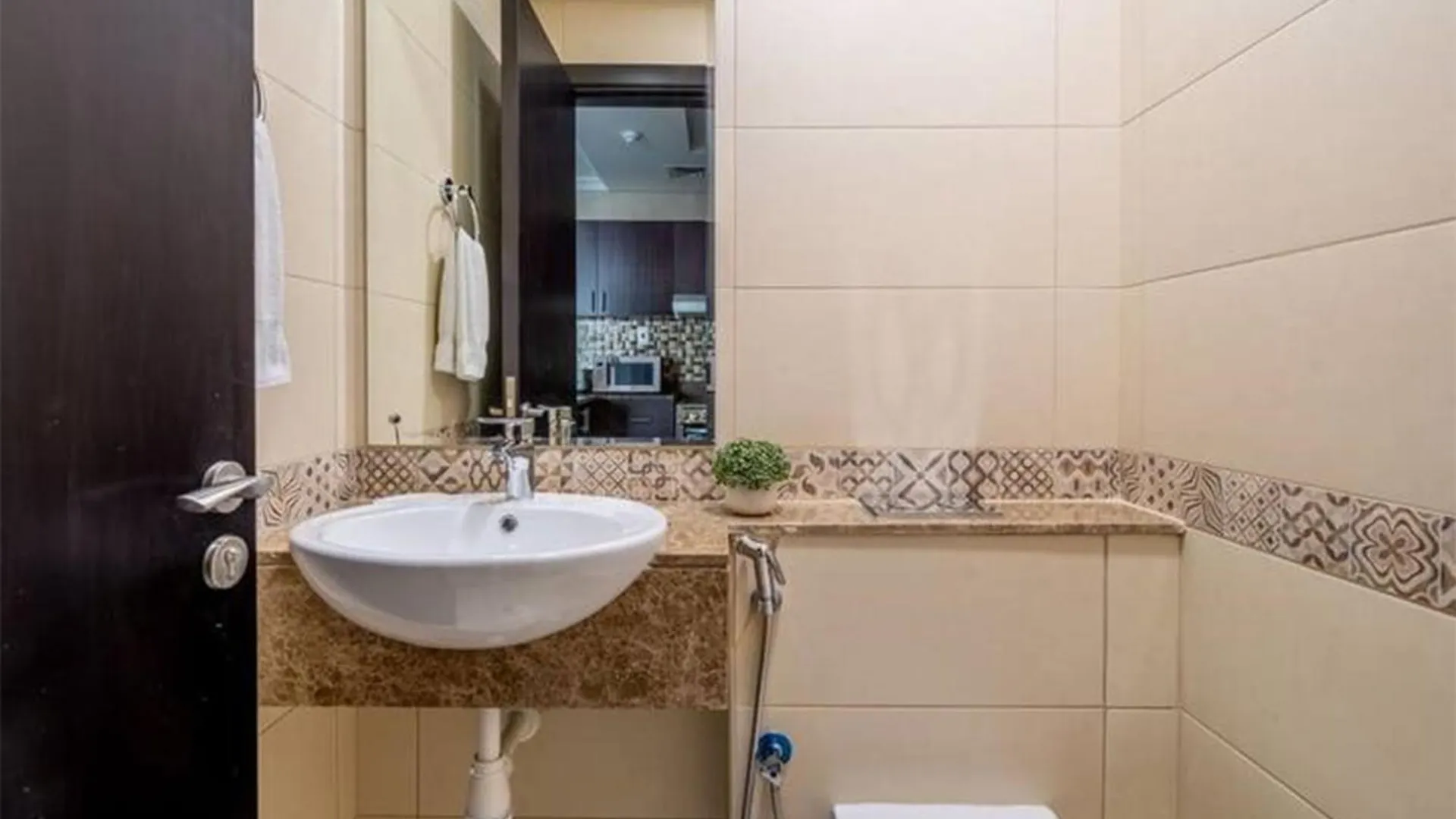 Magnificiant 1Br Apartment In Court Tower With Canal View Dubai